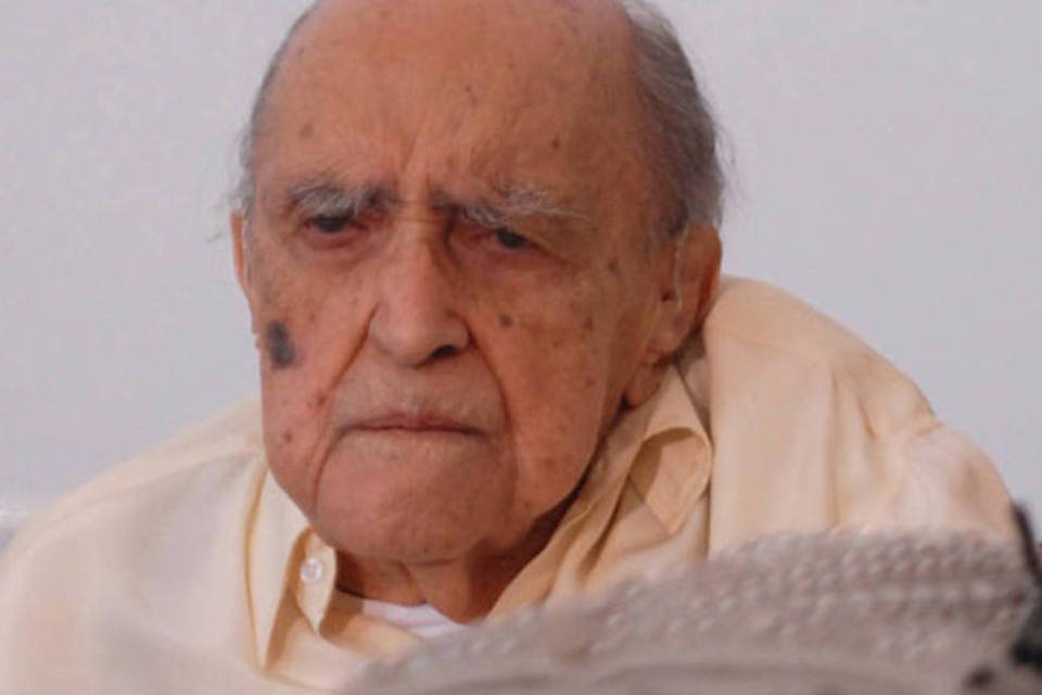 Oscar Niemeyer faz sessões de hemodiálise