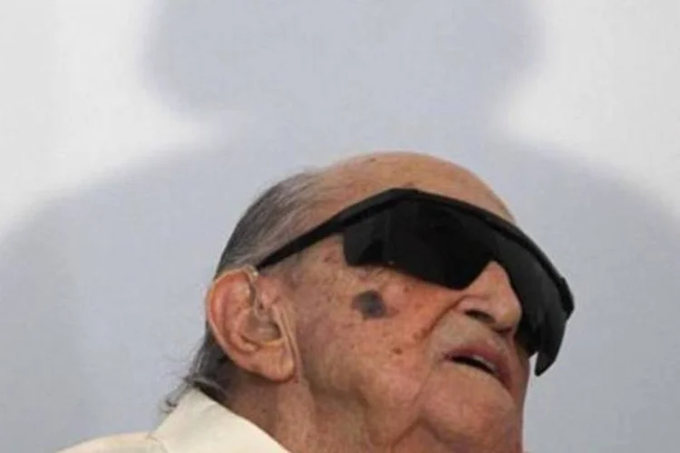 Arquiteto Oscar Niemeyer vai à cerimônia de inauguração da fundação Oscar Niemeyer e à comemoração de seu 103° aniversário, em Niterói, em dezembro de 2010 (Bruno Domingos/Reuters)