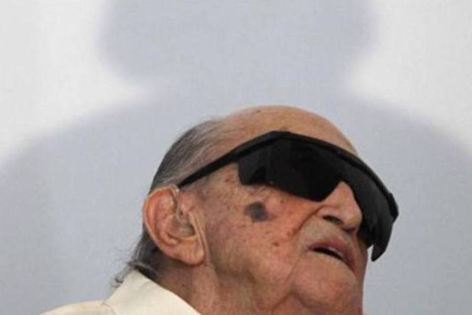 Niemeyer continua internado em hospital no Rio