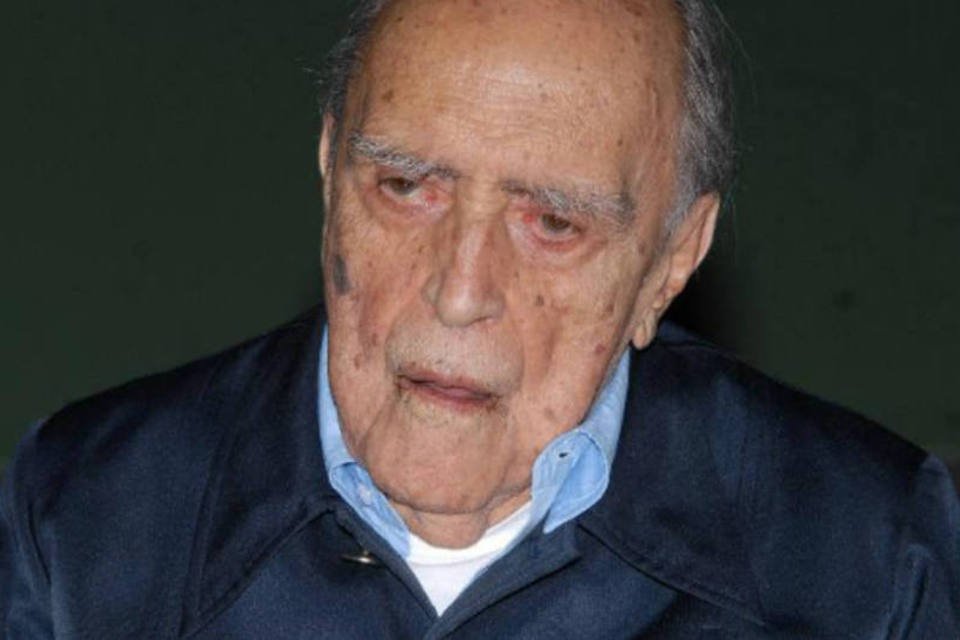 Oscar Niemeyer apresenta melhora