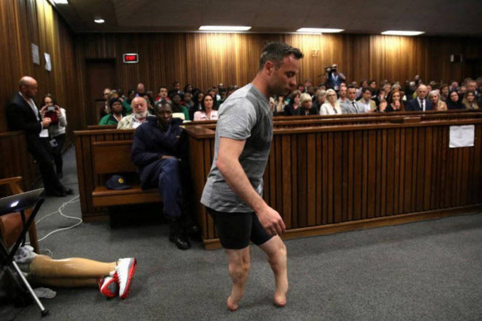 Oscar Pistorius caminha sem protéses durante audiência em julgamento em Pretória: o campeão paralímpico de 29 anos pode receber uma sentença mínima de 15 anos de prisão (Siphiwe Sibeko/ Reuters)