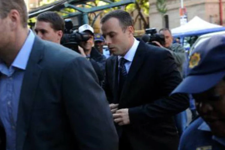 
	Oscar Pistorius chega a tribunal de Pret&oacute;ria:&nbsp;atleta paral&iacute;mpico &eacute; acusado de premeditar o assassinato a tiros de Reeva
 (AFP)