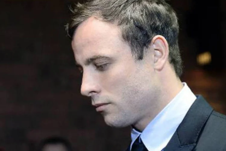 
	Oscar Pistorius em tribunal da &Aacute;frica do Sul: primeiro policial a chegar &agrave; casa de Pistorius na propriedade de luxo em Pret&oacute;ria, expressou sua raiva com os equ&iacute;vocos forenses, mas teve seu pr&oacute;prio trabalho questionado
 (Stephane de Sakutin/AFP)
