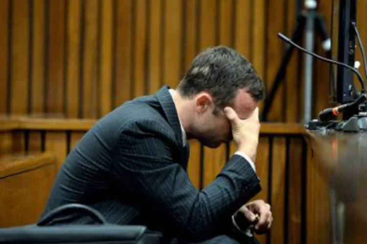 Oscar Pistorius em tribunal de Pretória: legista fez uma descrição dos múltiplos ferimentos que Pistorius provocou na namorada (Bongiwe Mchunu/AFP)