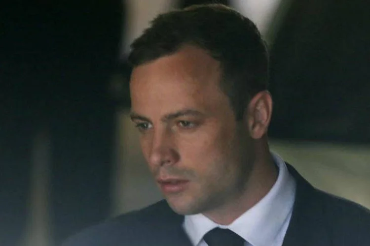O sul-africano Oscar Pistorius é levado a uma viatura após ser sentenciado, em Pretória, na África do Sul, no ano passado (Mike Hutchings/Reuters)