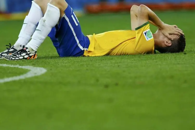 Oscar chora após a goleada por 7x1 para a Alemanha (REUTERS/Ruben Sprich)