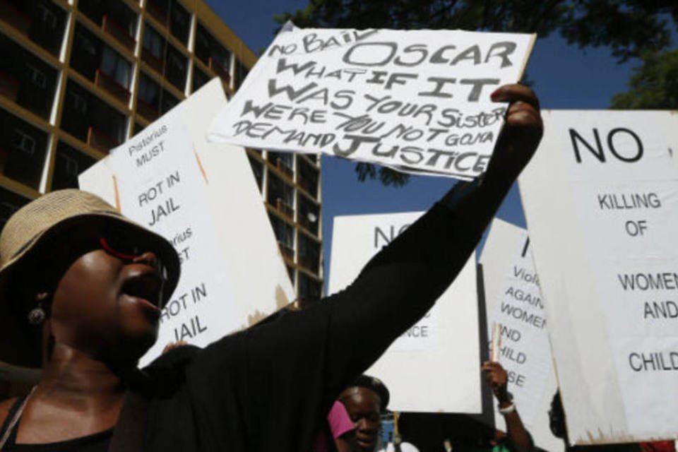 Mulheres protestam em frente ao Tribunal de Magistrados de Pretória, durante a audiência de pedido de fiança do atleta Oscar Pistorius (REUTERS / Mike Hutchings)
