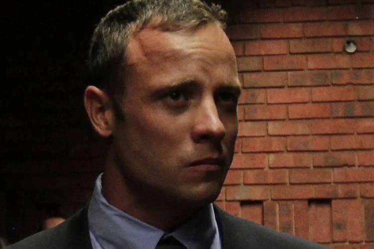 
	O corredor Oscar Pistorius durante o julgamento no tribunal de Pret&oacute;ria, na &Aacute;frica do Sul
 (REUTERS / Siphiwe Sibeko)