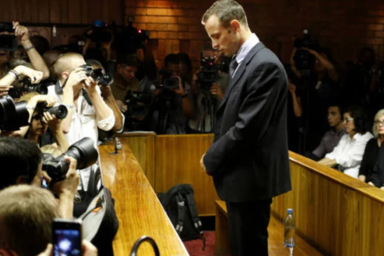 O atleta Oscar Pistorius comparece ao Tribunal da Magistratura de Pretória em 22 de fevereiro de 2013 (REUTERS / Mike Hutchings)