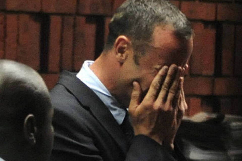O corredor Oscar Pistorius chora em sua primeira audiência após ter sido acusado de assassinar a namorada a tiros  (REUTERS/Antonie de Ras)