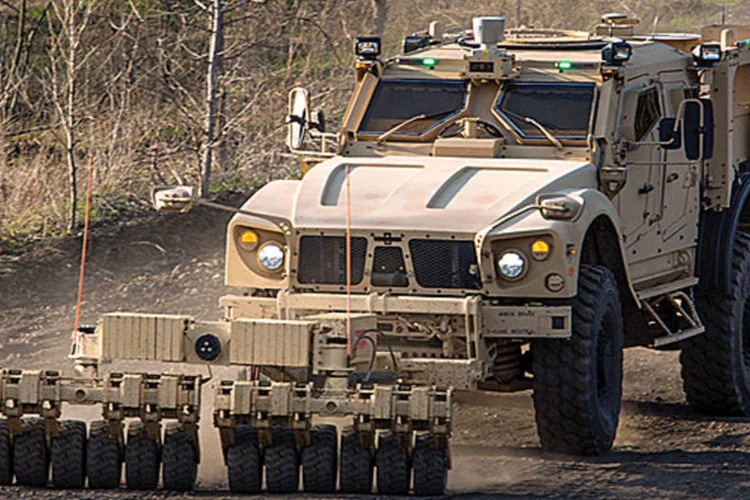 Caminhão da Oshkosh autônomo que está sendo usado pelo exército dos EUA (Oshkosh Defense)