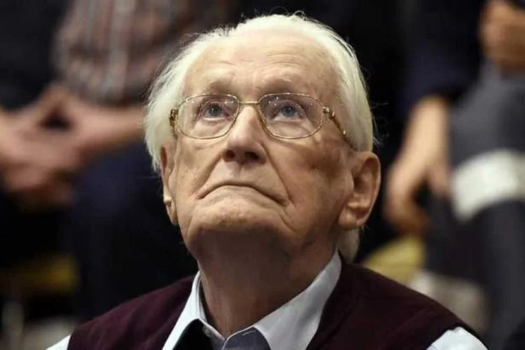 Oskar Groening, condenado a 4 anos de prisão por ser cúmplice do assassinato de 300 mil pessoas, durante julgamento em Lueneburg, na Alemanha (REUTERS/Axel Heimken/Pool)