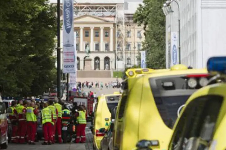 Autoridades bloqueiam o palácio real em Oslo: o alerta provocou a mobilização de um grande esquema de segurança e vários veículos da polícia (©AFP / Fredrik Varfjell)