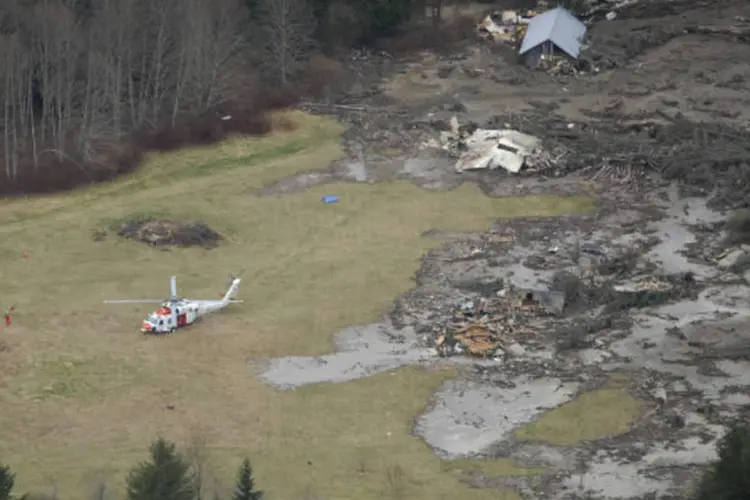 Vista aérea do povoado de Oso, em Washington, após deslizamento: a situação de outras 35 pessoas ainda é desconhecida (Washington State Department of Transportation/Chris Johnson/Handout via Reuters)