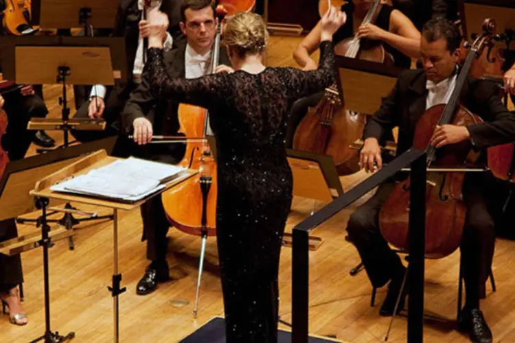 Maestrina brasileira Ligia Amadio comandando uma apresentação da Orquestra Sinfônica da USP (Marcos Santos/USP Imagens)