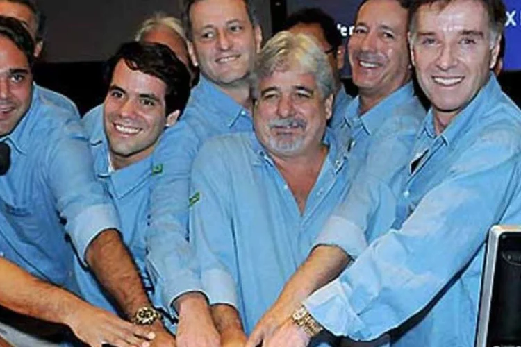 Eike Batista (primeiro à direita) aciona o pregão da Bovespa: OSX estréia em baixa (.)