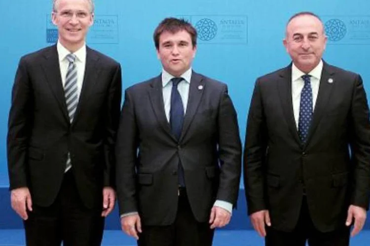 O secretário-geral da Otan, Jens Stoltenberg, o chanceler ucraniano, Pavlo Klimkin, e o chanceler turco, Mevlut Cavusoglu, posam em Antalya (Ozan Kose/AFP)