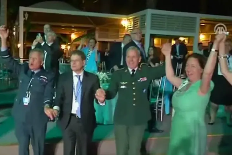 Líderes da OTAN: durante o encerramento de um jantar dançante da entidade, oficiais europeus deram os braços para cantar "We are the world" (Reprodução/YouTube)