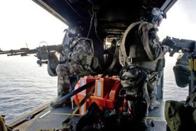 Atiradores operando a partir de helicópero na costa da Líbia, em missão da Otan: "ficaremos lá o tempo necessário, mas nem um dia mais" (Arnaud Roine/AFP)