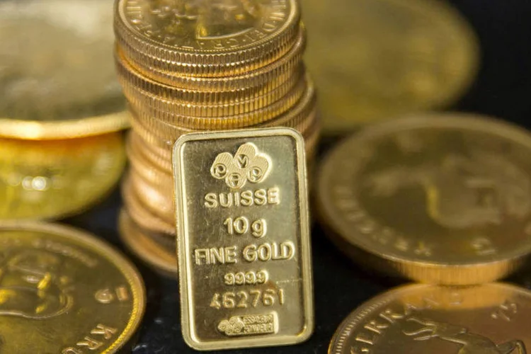 
	Ouro: o voto favor&aacute;vel &agrave; sa&iacute;da da UE no referendo realizado ontem no Reino Unido fez com que o valor da libra despencasse hoje
 (Neil Hall / Reuters)