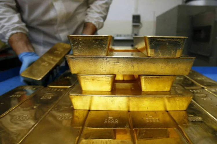 
	Barras de ouro: contrato de ouro mais negociado teve queda de US$ 33,20 (2,4%), fechando a US$ 1.330,60 a on&ccedil;a-troy, menor n&iacute;vel desde 13 de agosto.
 (Alessia Pierdomenico/Bloomberg)