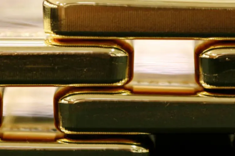 
	Barras de ouro: o contrato de ouro mais negociado, com entrega para dezembro, ganhou US$ 10,10 (0,7%), fechando a US$ 1.371,00 a on&ccedil;a-troy
 (Junko Kimura/Bloomberg)