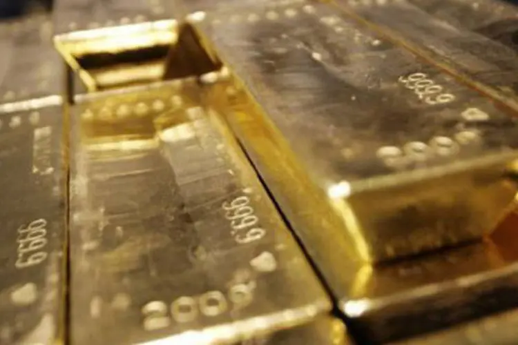 
	Ouro:&nbsp;pre&ccedil;o para abril caiu 0,81%, ou US$ 10,20, e fechou a US$ 1.321,60 por on&ccedil;a-troy, na Comex
 (Sebastian Derungs/AFP)