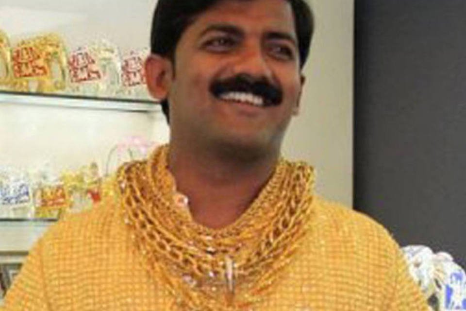 Empresário indiano manda fazer camisa de ouro