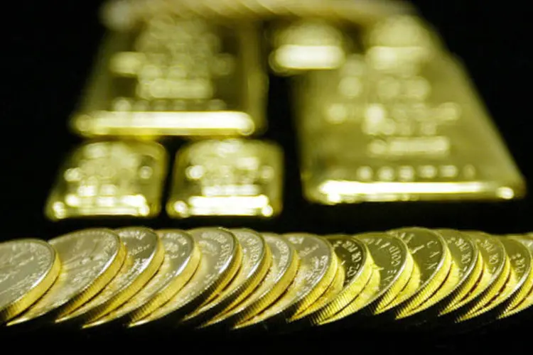 
	Barras e moedas de ouro: o metal tornou-se menos atrativo no preg&atilde;o desta quinta-feira com a valoriza&ccedil;&atilde;o do d&oacute;lar em rela&ccedil;&atilde;o ao euro
 (Mario Tama/Getty Images)