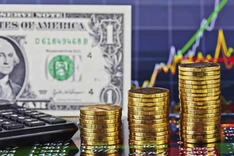 Moeda de ouro e dólar americano (Thinckstock)