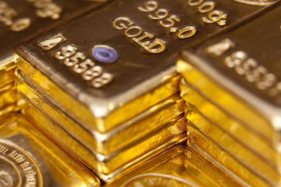 Ouro fecha em baixa em reação à alta do dólar