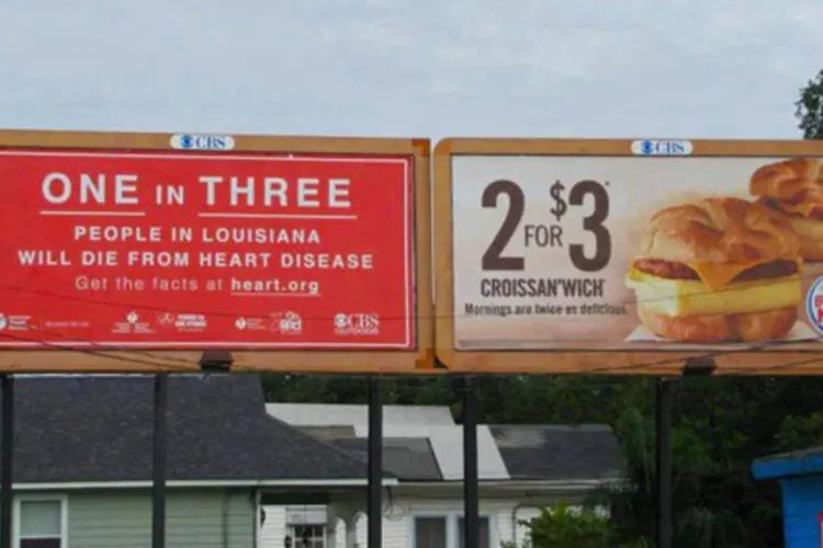 Outdoor do Burger King: uma a cada três pessoas na Lousiana irão morrer de doenças cardíacas. E no Burger King você pode comprar três sanduíches gordurosos pelo preço de um (Reprodução)