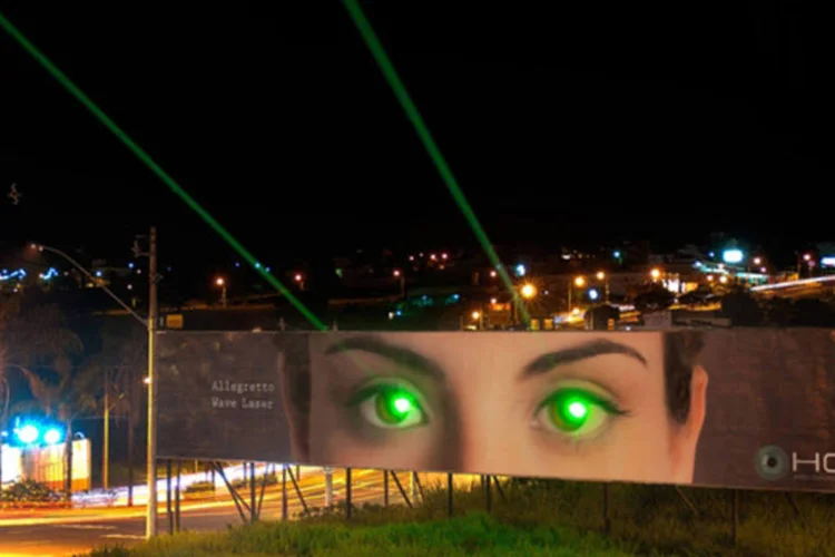 A composição utilizou dois outdoors, sendo que em um deles havia um laser instalado (Divulgação)