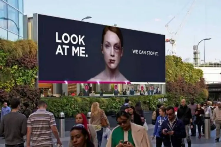 Outdoor instalado em Londres chama atenção para a violência doméstica (Reprodução/ Women´s Aid)