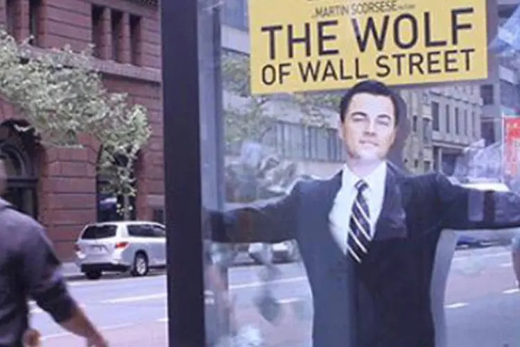 Outdoor de O Lobo de Wall Street com dinheiro de verdade: painéis foram instalados nas cidades de Sydney, Brisben e Melbourne (Reprodução/JCDecaux)