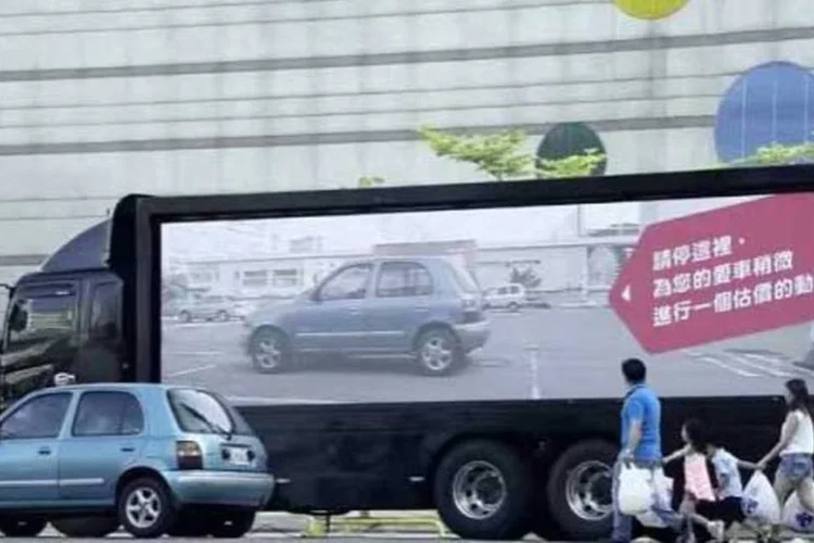 A empresa instalou um outdoor interativo em um caminhão (Reprodução)