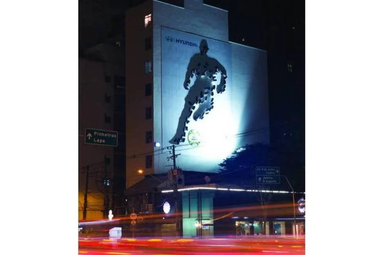 
	Outdoor da Hyundai: a&ccedil;&atilde;o utiliza shadow art para produzir a imagem de um jogador inteiramente com sombras
 (Divulgação/Hyundai)