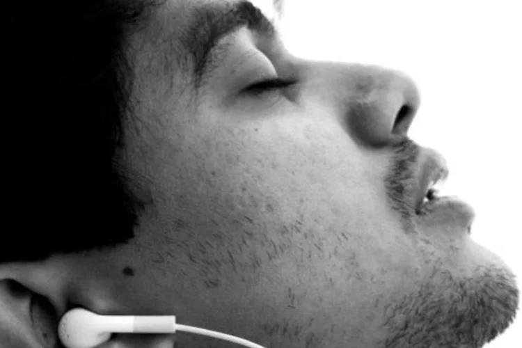 
	Homem ouvindo m&uacute;sica: lan&ccedil;amentos ir&atilde;o acontecer um minuto ap&oacute;s a meia-noite do hor&aacute;rio local
 (Stock Exchange)