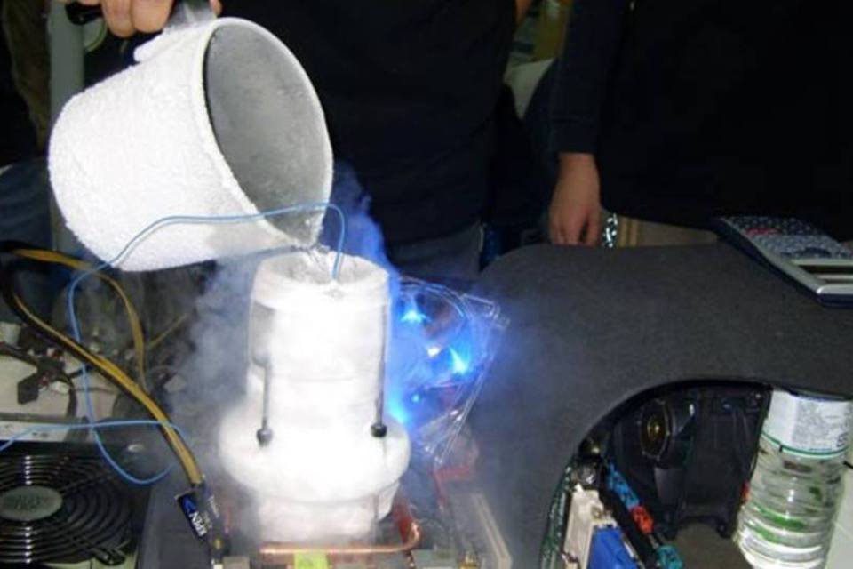 Fãs de tecnologia forçam computadores para praticar overclock