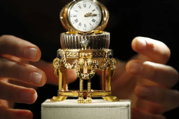Ovo de Páscoa fabergé: joia de 8,2 cm de altura, feita de ouro e cravejada de diamantes e safiras, foi exposta pela última vez em São Petersburgo em 1902 (Olívia Harris/Reuters)