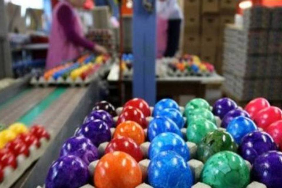 Nos EUA, a tradição é literalmente pintar ovos de galinha de diferentes cores. Nada de chocolate? (Karl-Josef Hildenbrand/AFP)