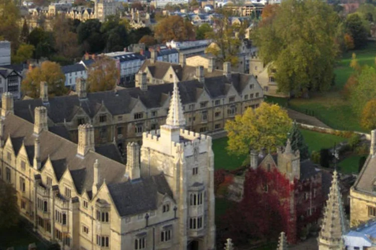 
	Oxford: a Universidade de Oxford garantiu ao&nbsp;&quot;Guardian&quot;&nbsp;que o seu compromisso &eacute; selecionar os&nbsp;&quot;melhores estudantes, independentemente da etnia ou de qualquer outro fator&quot;.
 (Wikimedia Commons)