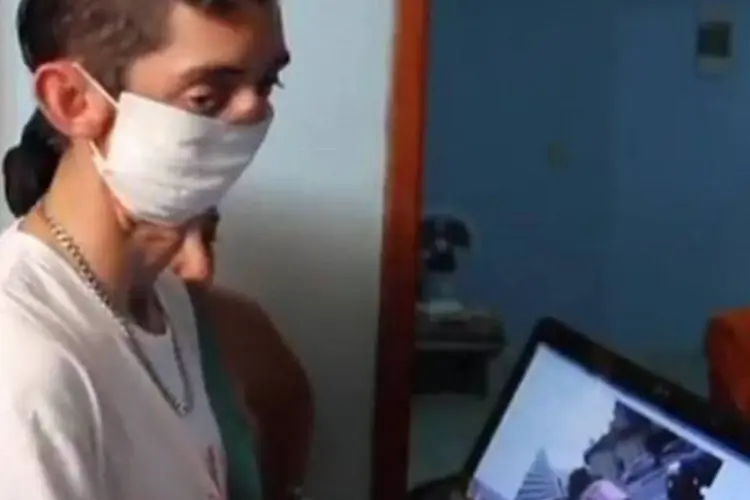 Oziel sofria de um câncer na boca, que foi extirpado, e agora tenta reconstruir rosto (Reprodução/YouTube)