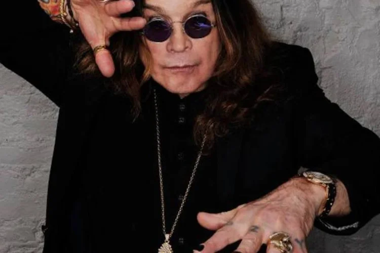 
	Ozzy Osbourbe: vocalista do Black Sabbath se confundiu e mostrou a bandeira brasileira para p&uacute;blico argentino
 (Getty Images)