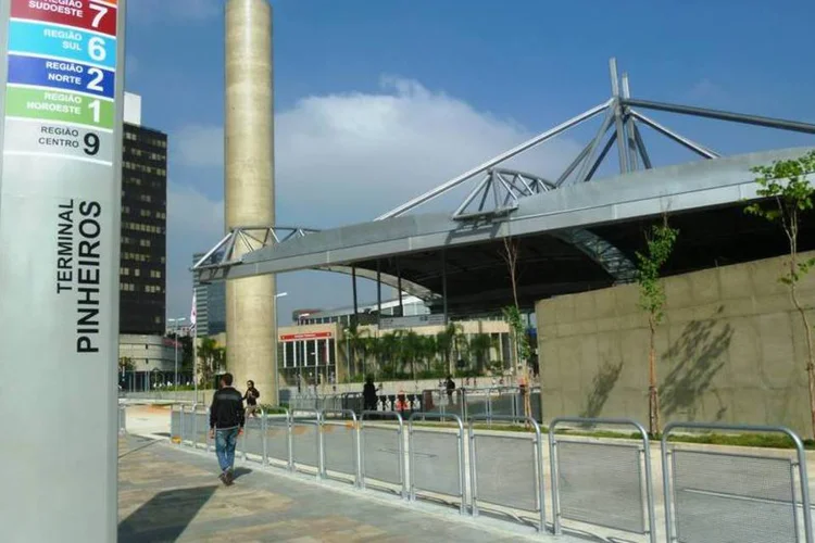 Vista externa do Terminal de Pinheiros: local tinha filas de passageiros no começo da manhã (Saulo Pereira Guimarães/Exame.com)