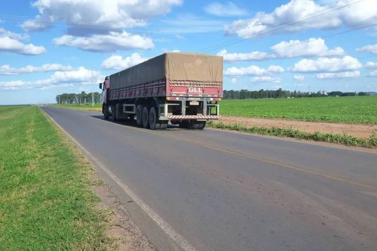 
	Rodovia: tr&aacute;fego dos ve&iacute;culos comerciais avan&ccedil;ou 24 por cento na compara&ccedil;&atilde;o com o per&iacute;odo de janeiro a novembro de 2013
 (Divulgação/ CNT)