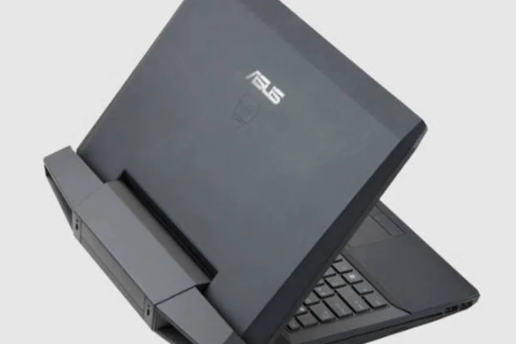 Computador tem boa configuração, mas peca pelo monitor de baixa resolução e o design confuso e pesado (Divulgação)