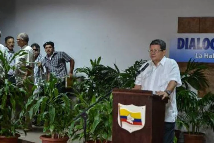 
	Pablo Catatumbo, comandante guerrilheiro das Farc, em Havana: embora tendo por objetivo oferecer a anistia poss&iacute;vel, as cortes tamb&eacute;m ir&atilde;o impor penas drasticamente menores para aqueles que admitirem sua culpa e excluir da anistia quaisquer crimes de guerra ou crimes contra a humanidade
 (Adalberto Roque/AFP)
