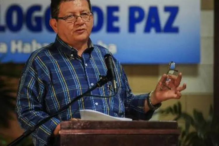 O comandante guerrilheiro Pablo Catatumbo discursa durante o 35º ciclo de negociações de paz, em Havana (Yamil Lage/AFP)