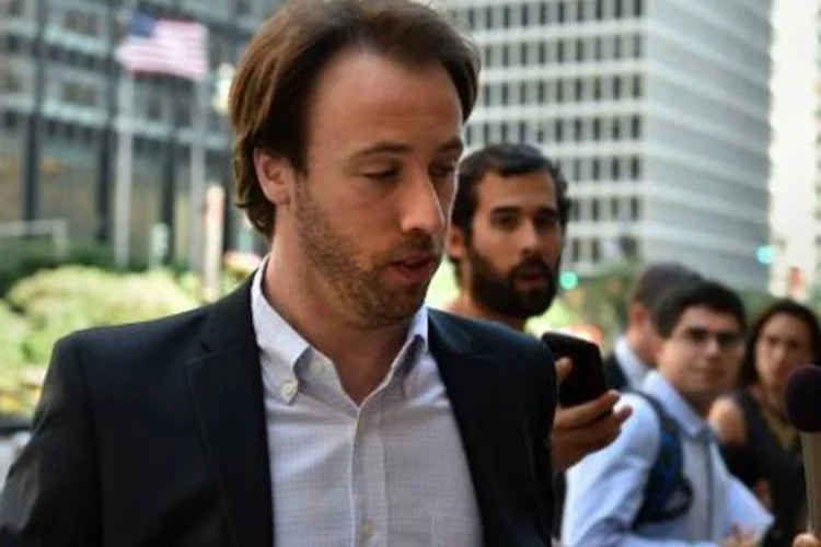 O secretário Pablo López chega ao escritório do mediador Daniel Pollack (Stan Honda/AFP)